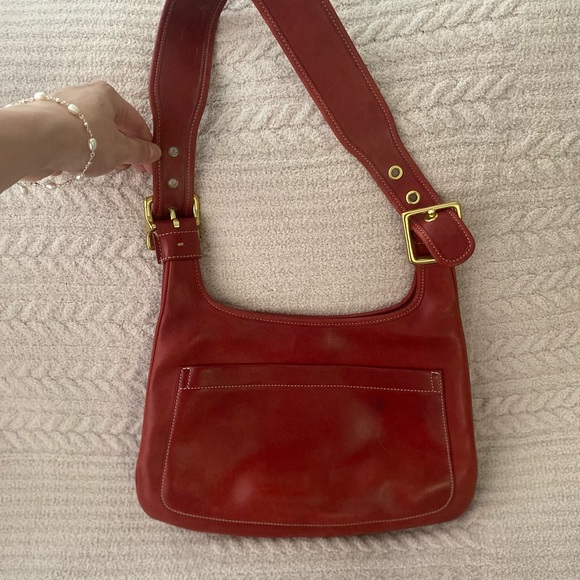 Elegant Red Leather Shoulder Bag - Picture 2 of 8
